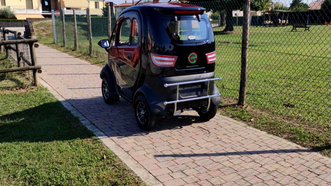 Scooter Elettrico Cabinato A Quattro Ruote Per Anziani E Disabili